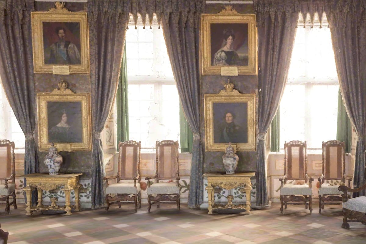 Immersive 3D Antique Art Gallery