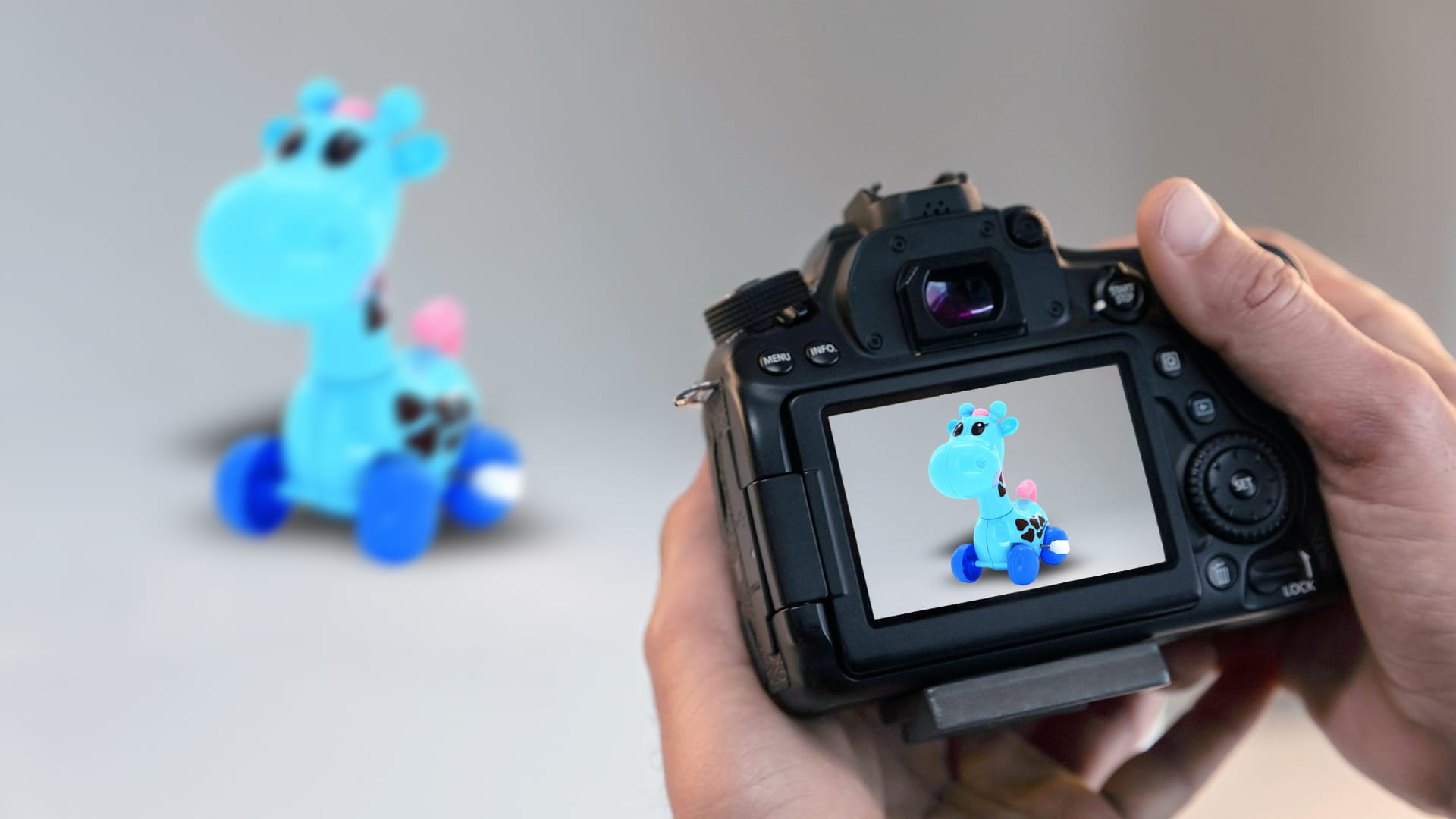 Blue Giraffe Toy – 360° Product Spin (30 Shots) for E-Commerce