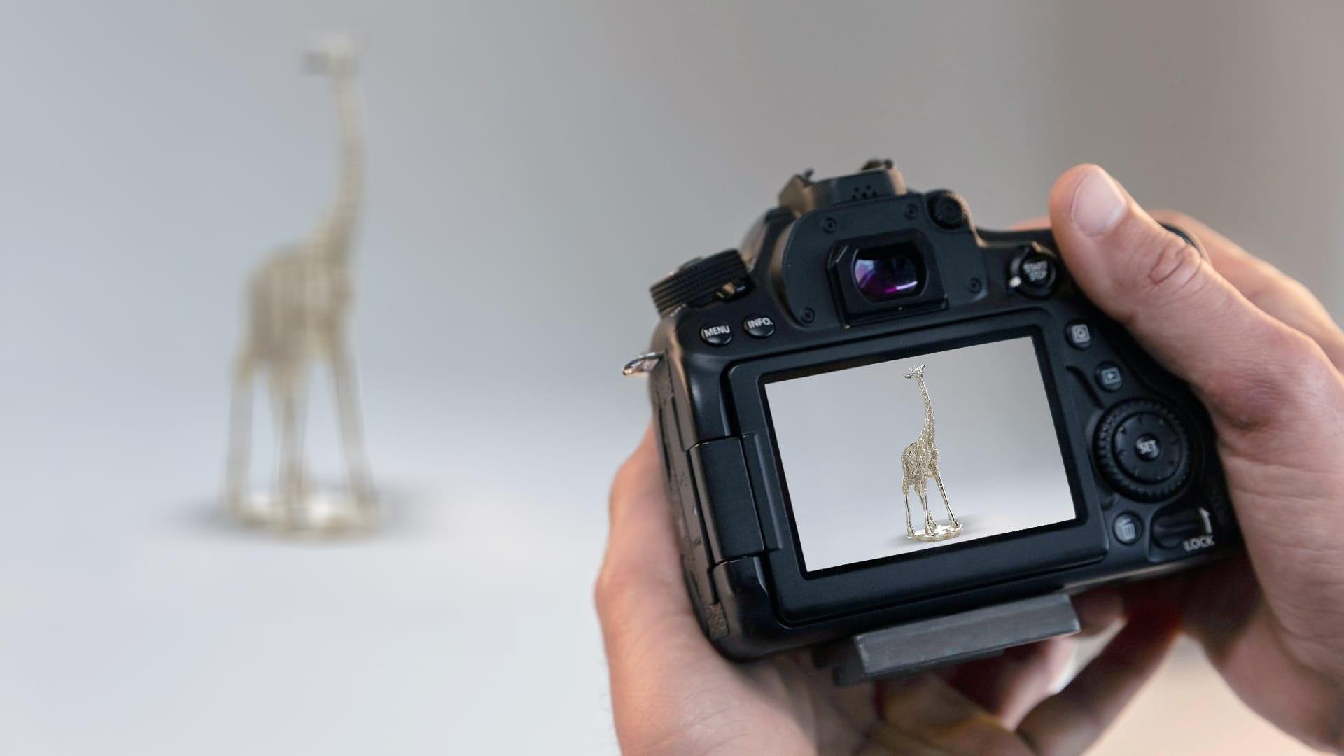 360° Product Spin Photography – Metal Giraffe Showpiece (144 Shots)