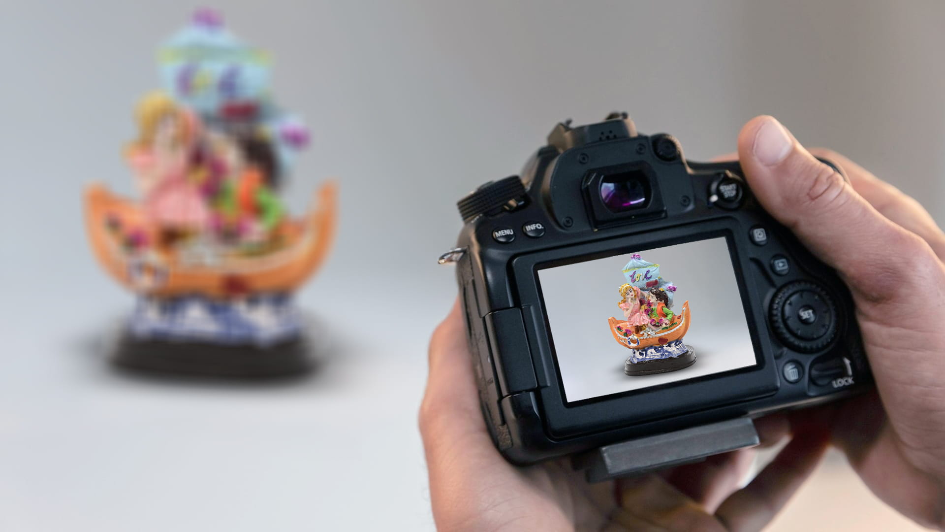360° Product Spin Photography – Decorative Lover Boat Showpiece (72 Shots)