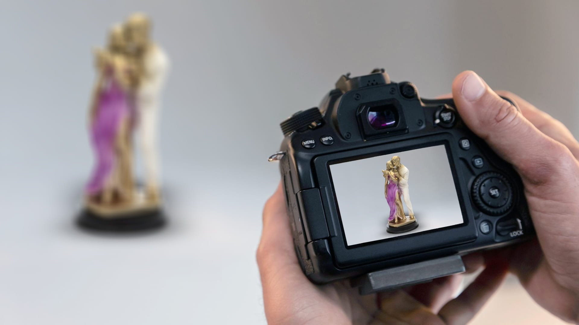 360° Product Spin Photography – Romantic Love Couple Showpiece (72 Shots)