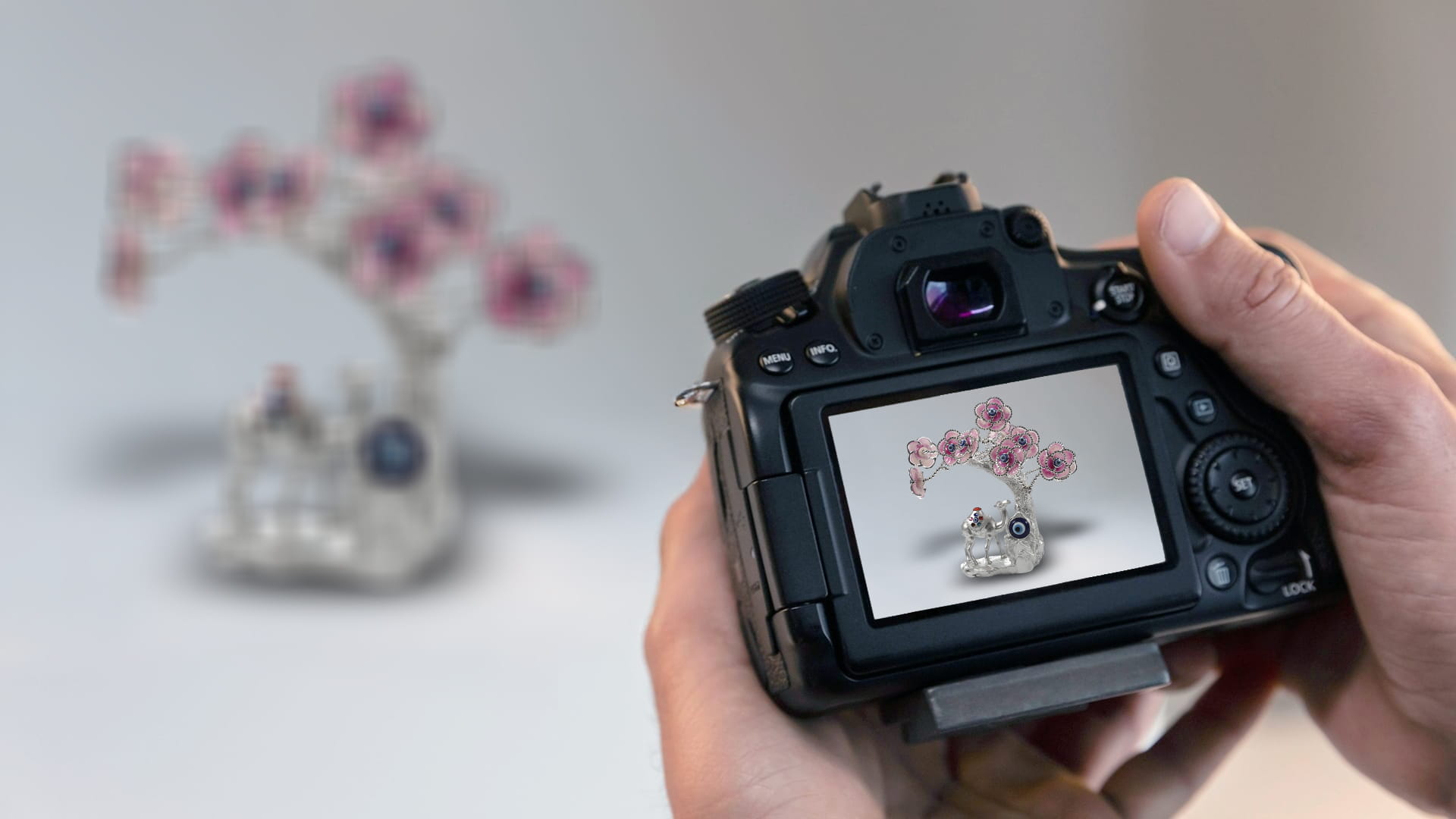 360° Product Spin Photography – Camel with Palm Tree Silver Showpiece (72 Shots)