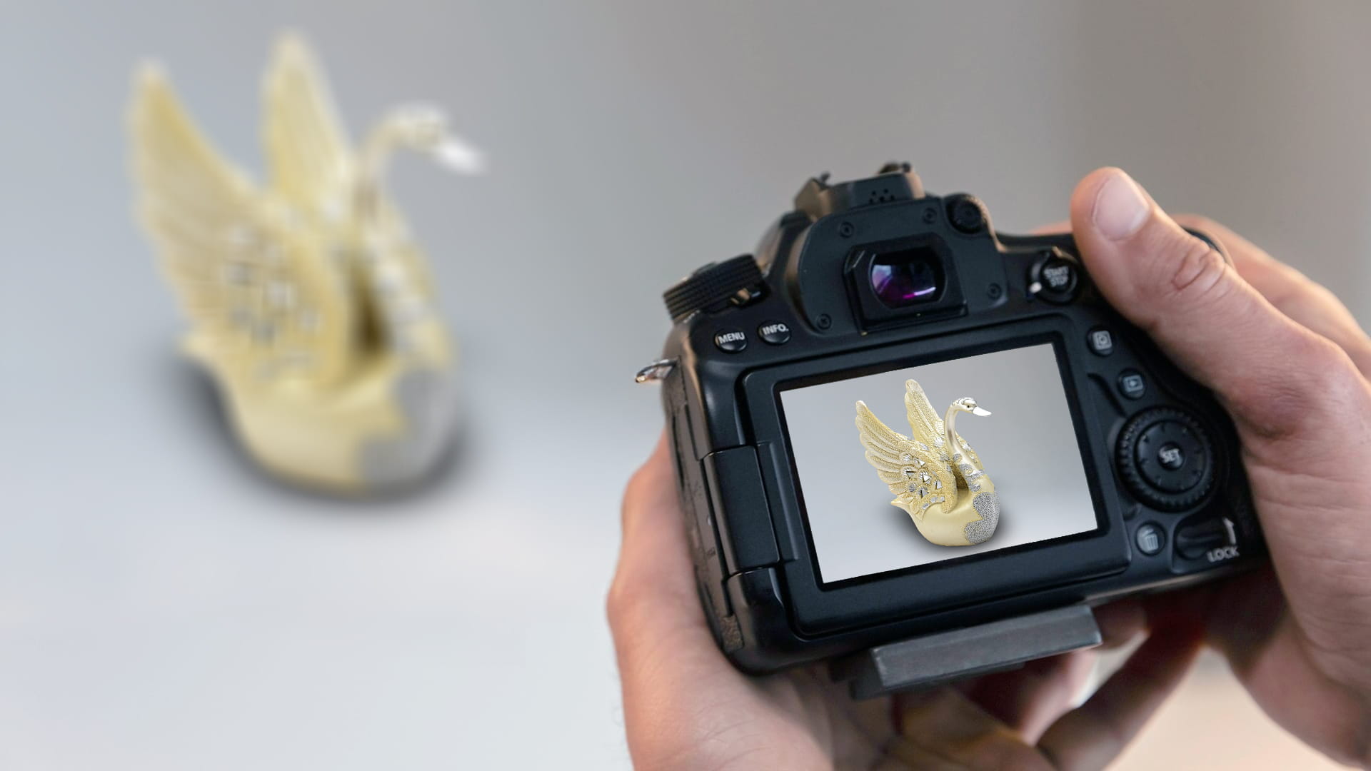 360° Product Spin Photography – Swan Showpiece (72 Shots)